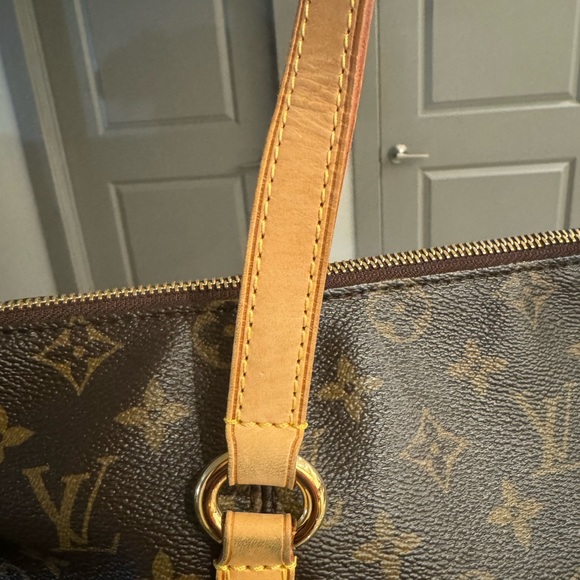 Louis Vuitton Totally MM - Zip Closure Tote - Picture 10 of 16